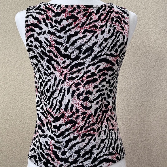 💖HOST PICK💖 St. John Sleeveless Knit Black, White, Pink Animal Print Top - Picture 4 of 5